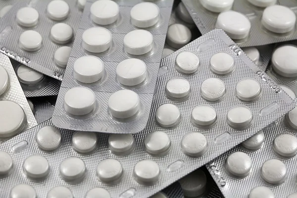 Paketerade piller i aluminium blåsor staplade på varandra — Stockfoto
