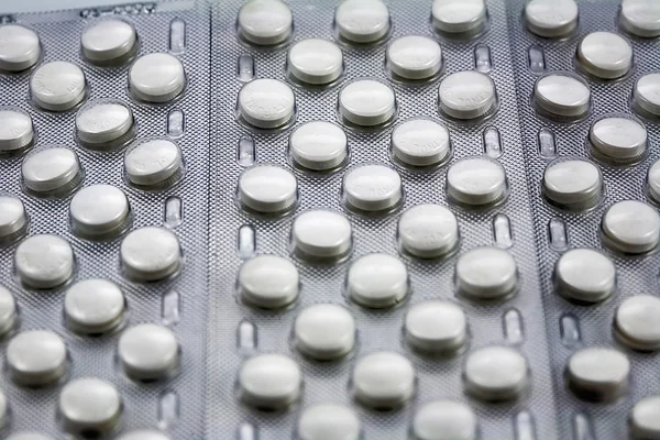 Paketerade piller i aluminium blåsor staplade på varandra — Stockfoto