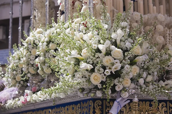 Detalj av blommig utsmyckning på en tron av heliga veckan — Stock fotografie