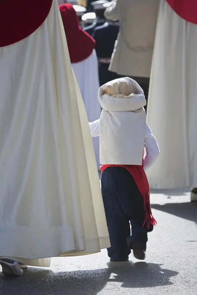 Мальчик, одетый в костюм Косталеро руки матери во время Страстной недели — стоковое фото
