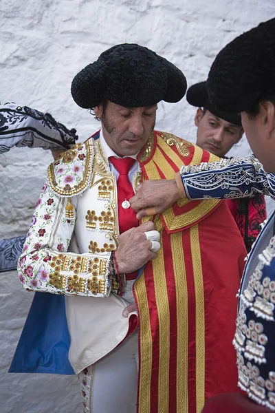 Der spanische Stierkämpfer juan jose padilla beim Anziehen für den Paseillo oder die erste Parade — Stockfoto