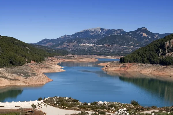Panoramablick auf das Tranco-Reservoir mit halber Kapazität — Stockfoto
