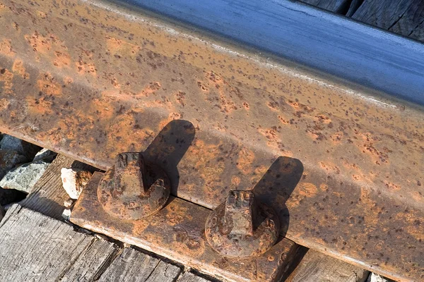 Detail der Befestigung mit Schrauben eines alten Eisenbahngleises — Stockfoto