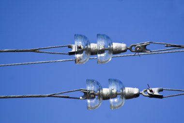 Mavi gökyüzü karşı demiryolu havai hatları temizlemek,