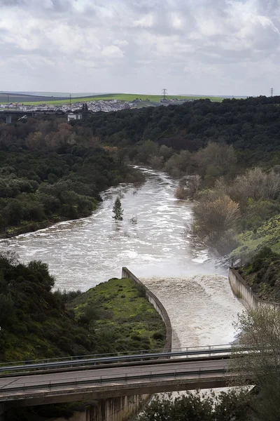 Déversoir dans le réservoir de San Rafael de Navallana — Photo