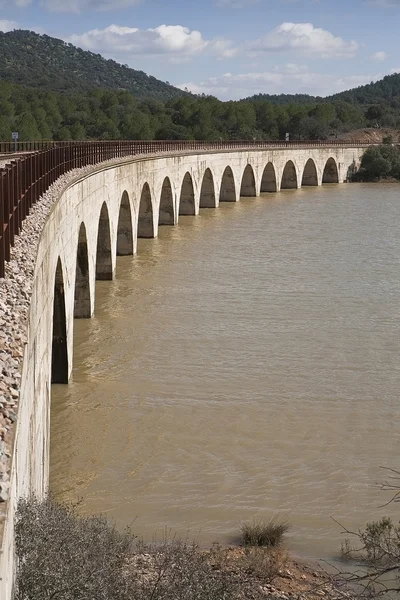 Railway line Cordoba - Almorchon, bridge of Los Puerros, municipality of Espiel, reservoir of Puente Nuevo, near Cordoba, Spain — Stock Photo, Image