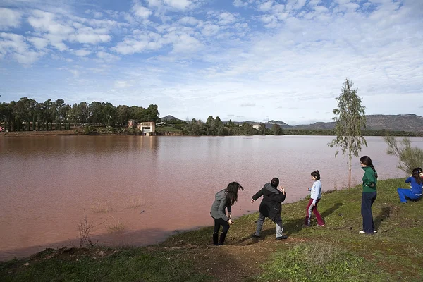 Vista panorâmica da barragem de Guadalen em plena capacidade — Fotografia de Stock