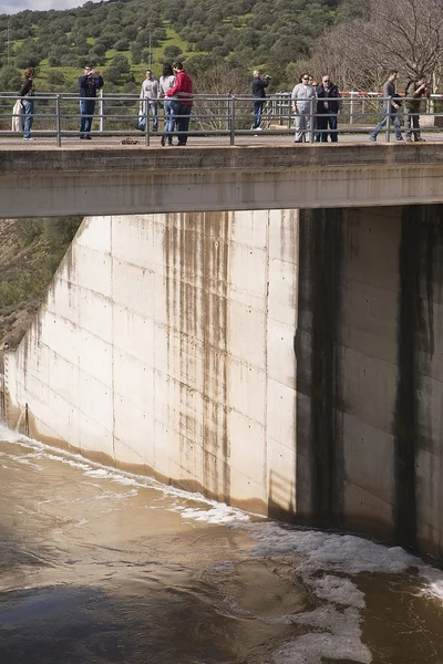 Noodoverlaat in het reservoir san rafael de navallana — Stockfoto