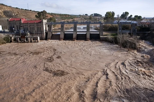 Panoramatický pohled od přehrady a vodní elektrárny v mengibar, CAE, Andalusie, Španělsko — Stock fotografie