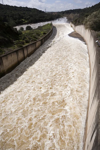 Torrente d'acqua espulso il fiume Guadalmellato, Spillway nel serbatoio di San Rafael de Navallana, vicino a Cordoba, Andalusia, Spagna — Foto Stock