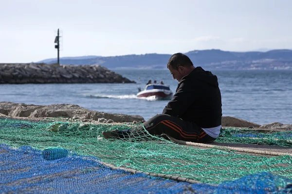 Marinheiro fixou suas redes de pesca no porto de Estepona — Fotografia de Stock