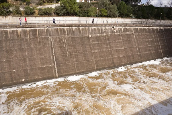 Noodoverlaat in het reservoir van san rafael de navallana — Stockfoto