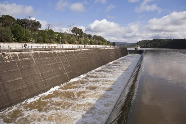 Noodoverlaat in het reservoir van san rafael de navallana — Stockfoto