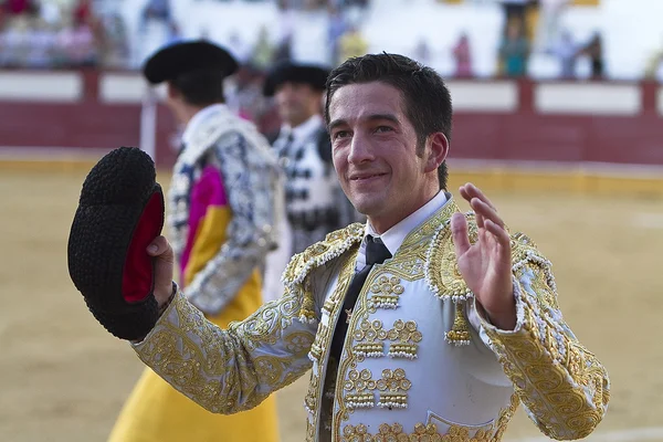 El torero español Curro Jiménez al giro del honor con una oreja en la mano — Foto de Stock