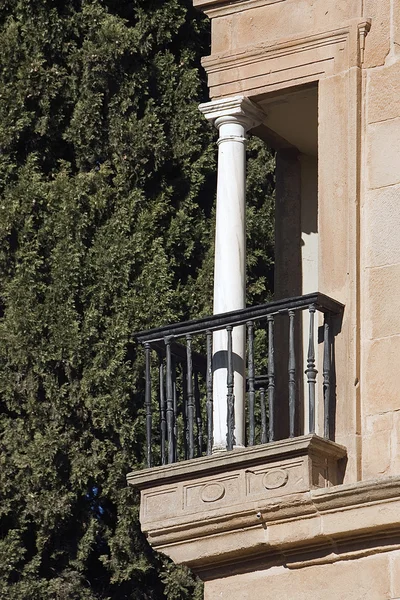 Balcón en esquina con columna blanca y ciprees en el fondo — Foto de Stock