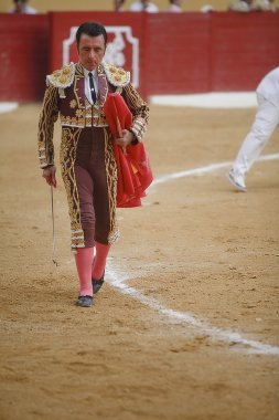 İspanyol Boğa güreşçisi jose ile boğa güreşi atarfe Coliseum pelerinle ortega cano