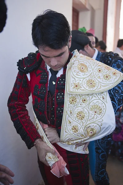 Spanska tjurfäktare salvador vega att få klädd för paseillo eller inledande paraden — Stockfoto