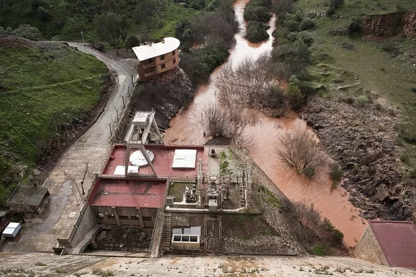 Centrale idroelettrica presso la diga di Guadalen — Foto Stock