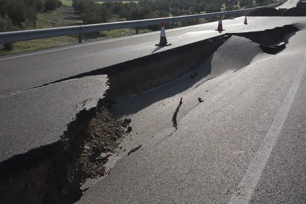 Route asphaltée avec fissure causée par des glissements de terrain — Photo