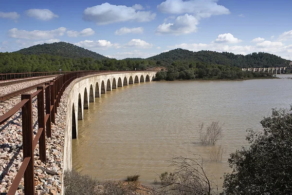 Línea de ferrocarril Córdoba - Almorchón, puente de Las Navas, vista desde el puente de Los Puerros, se puede ver en primer plano, municipio de Espiel, embalse de Puente Nuevo, cerca de Córdoba, España — Foto de Stock