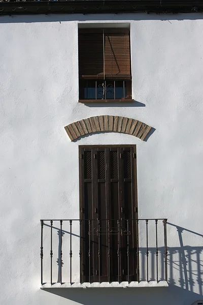 Balcone in una tipica casa imbiancata all'interno del centro storico — Foto Stock