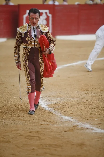 İspanyol Boğa güreşçisi jose ile boğa güreşi atarfe Coliseum pelerinle ortega cano — Stok fotoğraf