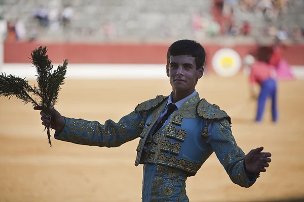 İspanyol Boğa güreşçisi david galvan için onur dönüm Rosemary'nin elinde bir buket — Stok fotoğraf