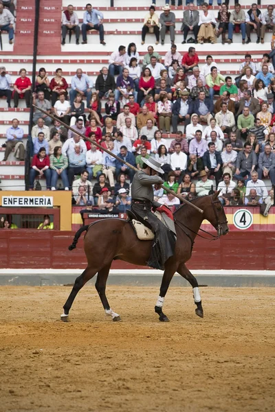 Alvaro Montes, torero a cavallo della strega spagnola garrocha (lancia smussata usata nei ranch), Coso de la Alameda — Foto Stock