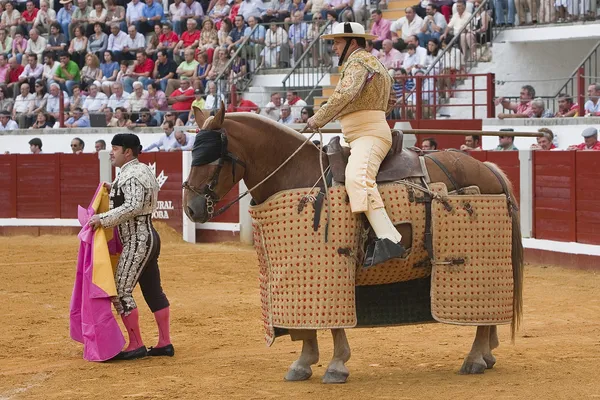 Пикадор тореадор, Лансер чья работа ослабить мышцы шеи быка, Испания — стоковое фото