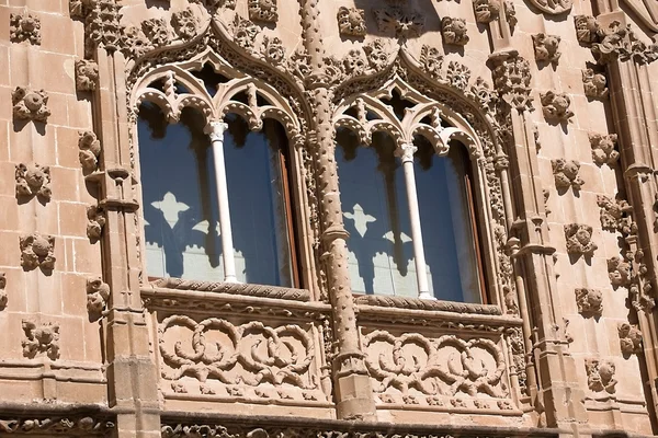 Ventanas gemelas decoradas con puntas de diamante — Foto de Stock