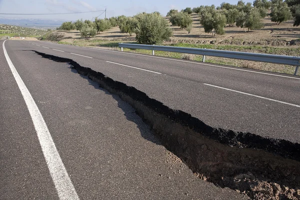 Route asphaltée avec fissure causée par des glissements de terrain — Photo