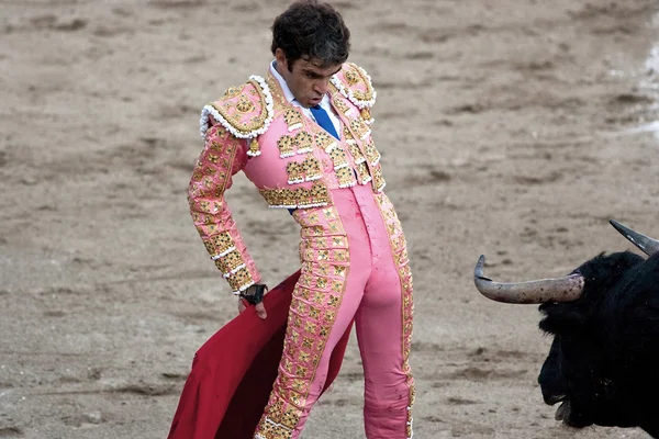 Бульбор прогнав Хосе Томаса перед биком (Лінарес, провінція Яен, Іспанія, 29 серпня 2011 року). — стокове фото