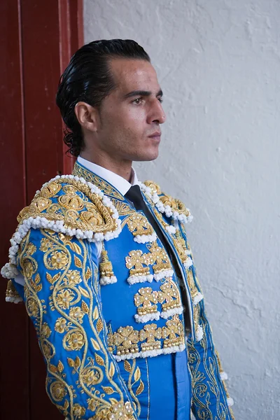 The bullfighter spanish Ivan Fandiño waiting for the exit in the alley from the bullring of Jaen — Stockfoto