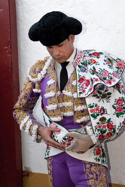 José Maria Manzanares à espera da saída no beco da praça de Linares — Fotografia de Stock