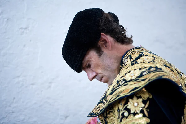 O toureiro espanhol Jose Tomas se vestir para o paseillo ou desfile inicial, Tomado na praça de touros Linares antes de uma tourada, Linares, Espanha, 29 Agosto 2011 — Fotografia de Stock