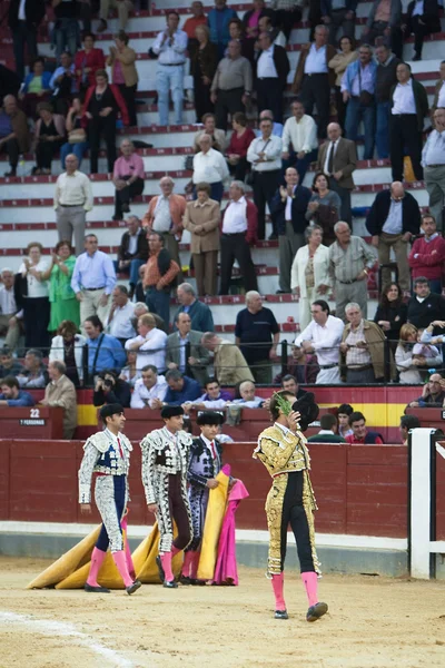 El torero español César Jiménez haciendo una vuelta de honor —  Fotos de Stock