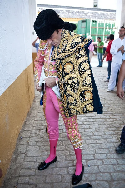 Den spanske tjurfäktaren José Tomas klär på sig för paseillon eller den första paraden. Tagen vid Linares tjurfäktningsarena före tjurfäktning, Linares, Spanien, 29 augusti 2011 — Stockfoto