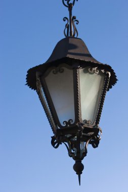 Ferforje lamba yıpranmış bir duvar