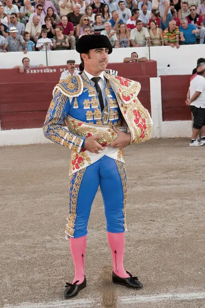 Den spanska tjurfäktare el fandi inleda paseillo i tjurfäktningsarenan i linares — Stockfoto