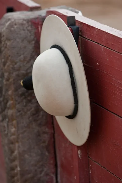 A castoreño (the picador's rounded hat) hanging from the barrier during a bullfight — Stock Photo, Image