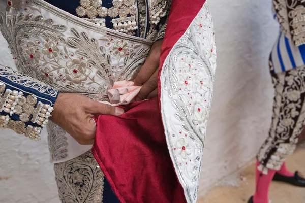 Stierenvechter aankleden voor de paseillo of eerste parade — Stockfoto