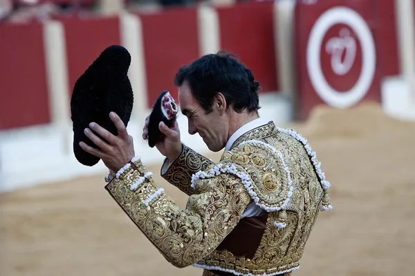 スペインの闘牛士マヌエル イエス"el cid"を彼の手で耳と名誉を裏返す — ストック写真