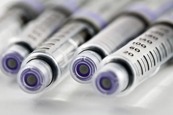 당뇨병 환자들 이 사용 할 인슐린 주사 바늘이나 펜 — 스톡 사진