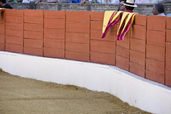 Capes de torero sur le burladero ou la barrière — Photo