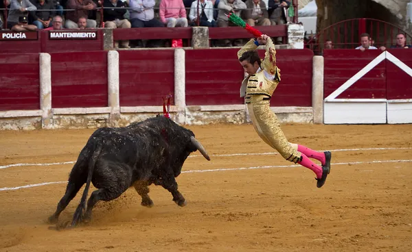 El Fandi colocando bandeiras durante uma tourada — Fotografia de Stock