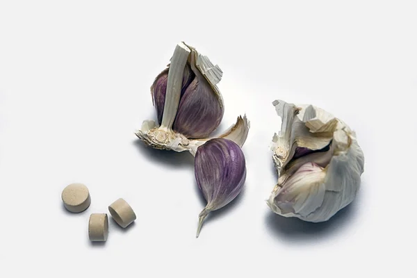 Fokhagymát és a gyógynövény tabletták — Stock Fotó