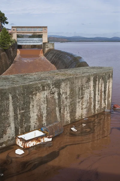 Vista panorámica de la presa de Guadalen a plena capacidad —  Fotos de Stock