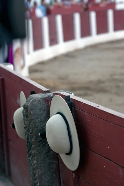 Un castoreno suspendu à la barrière lors d'une corrida. Linares , — Photo