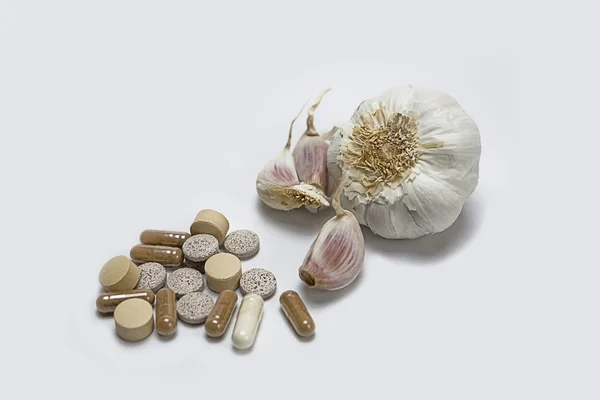 Knoflook en kruidensupplement pillen — Stockfoto