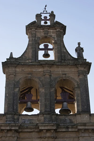 Glockenturmblick von unten auf die Kirche Santa Maria der Reales Alcazares bei Nacht, ubeda — Stockfoto